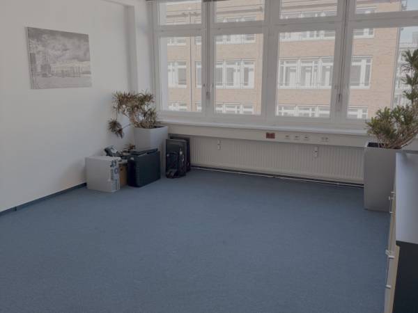 Sehr helle Büroräume in netter Bürogemeinschaft in Hamburg-Neustadt — Bild 1