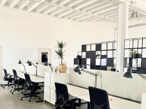 Moderner Business Center mit Büros & Coworking-Plätzen in — Bild 1
