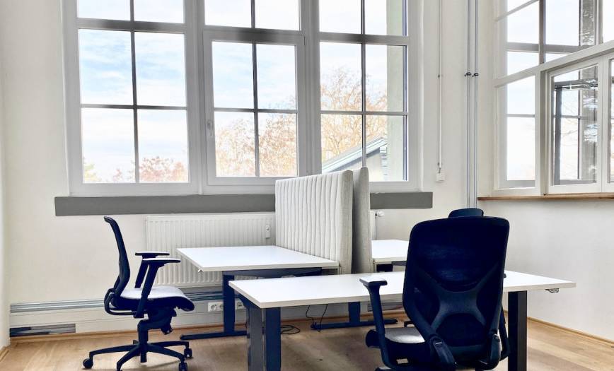 Büro mit 3 Arbeitsplätzen