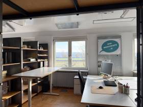 Büroraum und Schreibtischarbeitsplätze in modernem Gemeinschaftsbüro