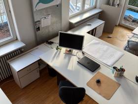Büroraum und Schreibtischarbeitsplätze in modernem Gemeinschaftsbüro