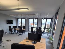 Helles Eckbüro mit 12 Arbeitsplätzen, Meetingraum & Social Space