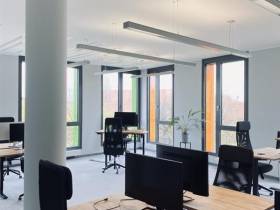 Helles Eckbüro mit 12 Arbeitsplätzen, Meetingraum & Social Space