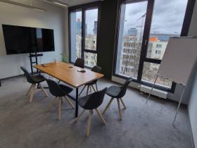 Helles Eckbüro mit 12 Arbeitsplätzen, Meetingraum & Social Space