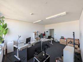 Helles möbliertes hochwertiges und modernes Büro