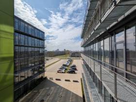 Helles möbliertes hochwertiges und modernes Büro