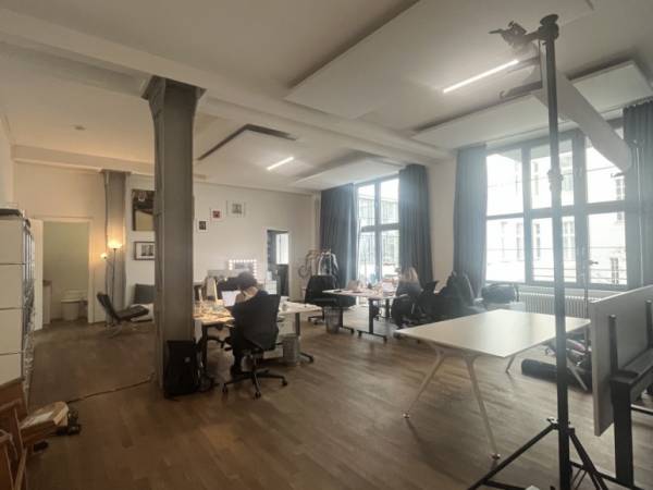 Abschließbares Büro in Berlin (Prenzlauer Berg) – Zwei Arbeitsplätze in heller Kreativagentur in Berlin Mitte / Prenzlauer Berg zu vermieten — Bild 4