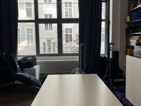 Zwei Arbeitsplätze in heller Kreativagentur in Berlin Mitte / Prenzlauer Berg zu vermieten