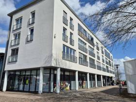 Frisch renoviertes, helles Büro mitten im Ort