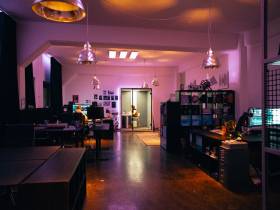 Arbeitstische in Kreativbüro im Industrial-Loft style
