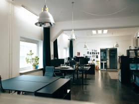 Arbeitstische in Kreativbüro im Industrial-Loft style