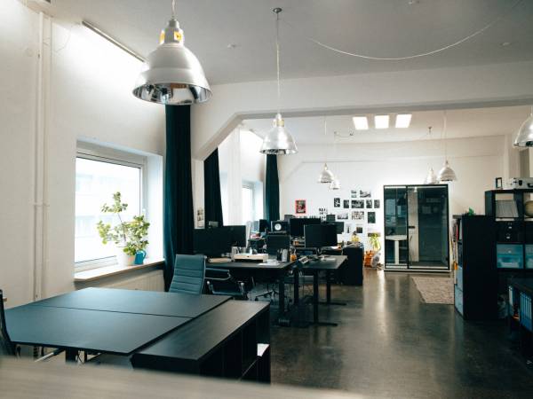 Schreibtischplatz in München (Ludwigsvorstadt-Isarvorstadt) – Arbeitstische in Kreativbüro im Industrial-Loft style — Bild 1