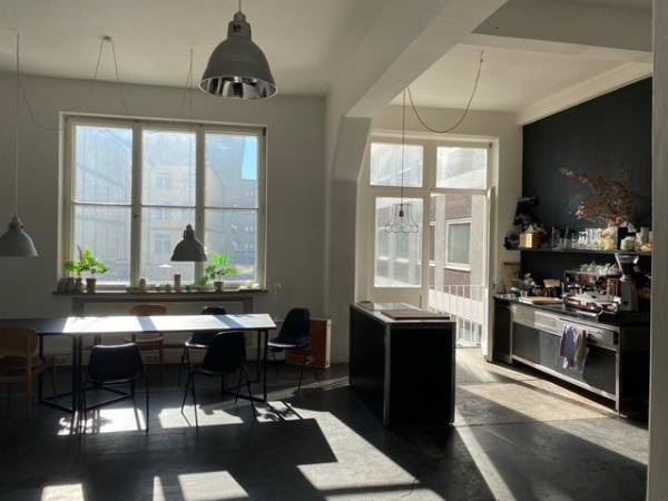 Schreibtischplatz in München (Ludwigsvorstadt-Isarvorstadt) – Arbeitstische in Kreativbüro im Industrial-Loft style — Bild 4