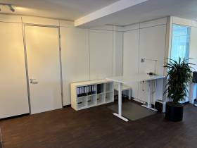 Büro im beglischen Viertel - Schreibtisch in Agentur-Bürogemeinschaft