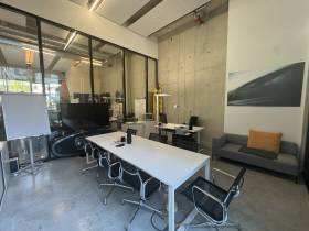 Repräsentativer Showroom mit Bürofläche und Lager