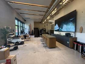 Repräsentativer Showroom mit Bürofläche und Lager