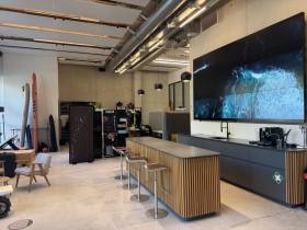 Repräsentativer Showroom mit Bürofläche und Lager