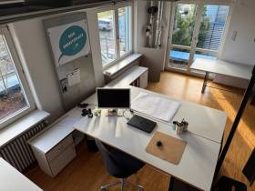 Büroraum und Schreibtischarbeitsplätze in modernem Gemeinschaftsbüro