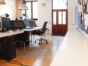 Büroplatz in kreativer Bürogemeinschaft in ruhigem Hinterhof.