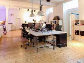 Büroplatz in kreativer Bürogemeinschaft in ruhigem Hinterhof.