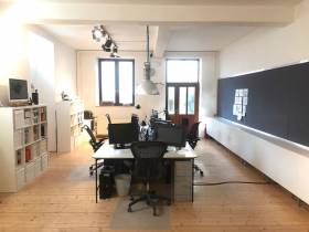 Büroplatz in kreativer Bürogemeinschaft in ruhigem Hinterhof.