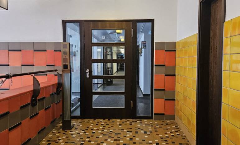 Möblierte Büroräume und Flächen in historischem Kontorhaus