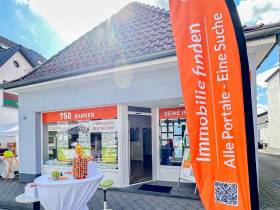 Moderner Arbeitsplatz mit Büroflat und Parkplatz