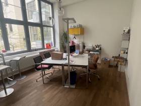 Zwei Arbeitsplätze in heller Kreativagentur in Berlin Mitte / Prenzlauer Berg zu vermieten