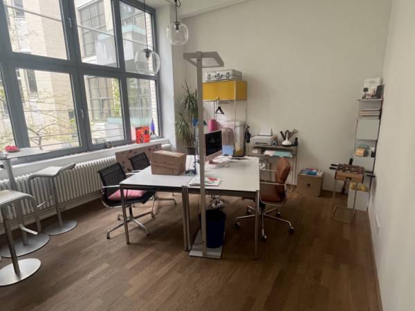 Abschließbares Büro in Berlin (Prenzlauer Berg) – Zwei Arbeitsplätze in heller Kreativagentur in Berlin Mitte / Prenzlauer Berg zu vermieten — Bild 2
