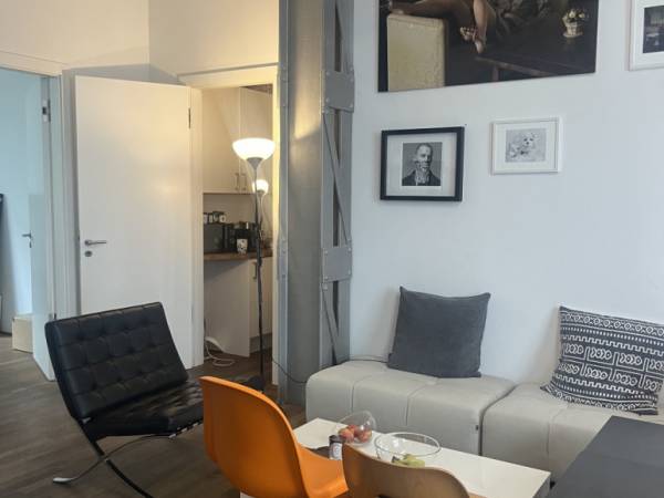 Abschließbares Büro in Berlin (Prenzlauer Berg) – Zwei Arbeitsplätze in heller Kreativagentur in Berlin Mitte / Prenzlauer Berg zu vermieten — Bild 3