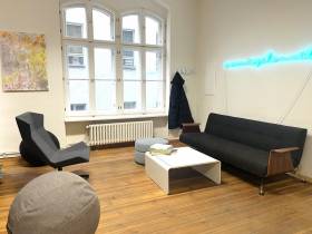 Etage und Meetingraum mit angrenzender Remise und kleinem Innenhof