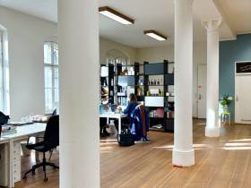 Etage und Meetingraum mit angrenzender Remise und kleinem Innenhof