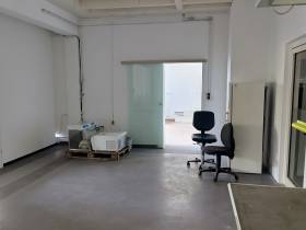 Helles Bürolösungen mit Meetingraum, teilmobiliert und -ausgestattet.