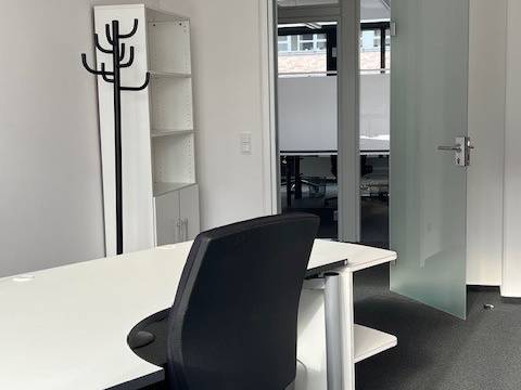 Modernes, helles Büro in sympathischer Bürogemeinschaft — Bild 3