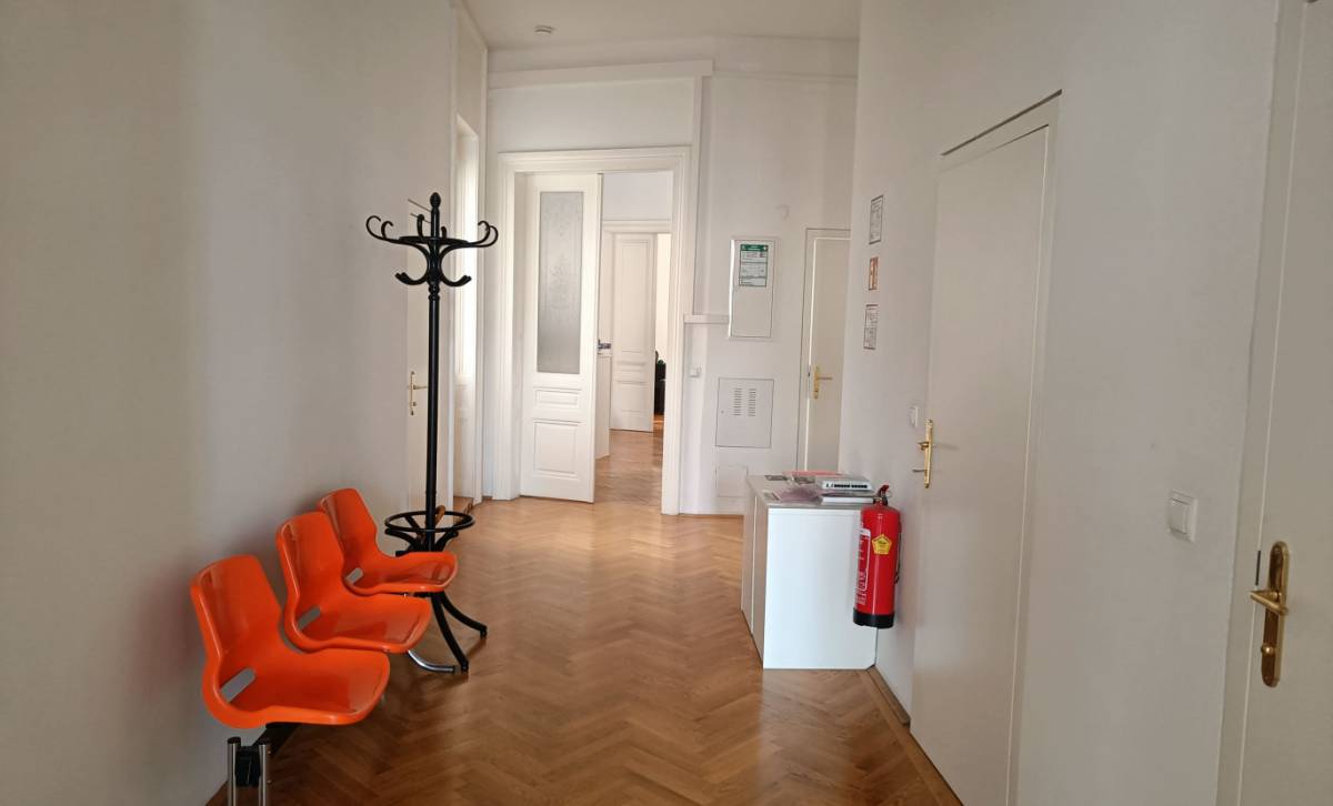 Gang mit Tür zum WC und Badezimmer