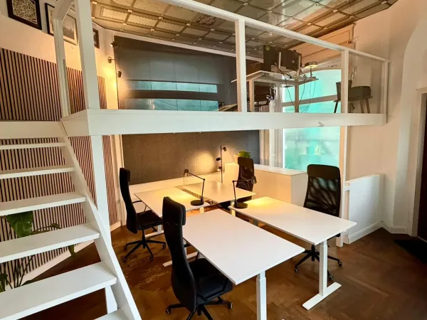 Schreibtischplatz in Wiesbaden (Westend) – Ruhige Bürogemeinschaft im schönen Altbau in Wiesbaden-Westend — Bild 1