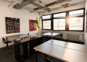 Coworkingbereich mit Kunst