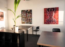 Coworkingbereich mit Kunst