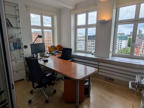 Kreative Bürogemeinschaft mit Elbphilharmonie-Blick in Hamburg — Bild 1
