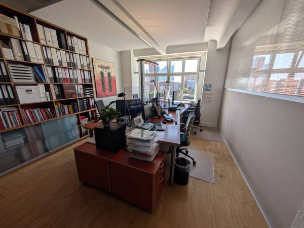 Kreative Bürogemeinschaft mit Elbphilharmonie-Blick in Hamburg — Bild 2