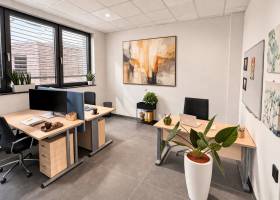Büro mit großen Fenstern und viel Tageslicht