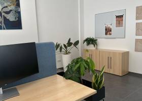Arbeitsplatz mit moderner Ausstattung und WLAN