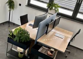 Modernes Einzelbüro mit Tageslicht