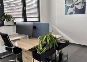 Möbliertes Büro mit Schreibtisch für 1–2 Personen