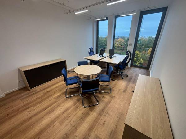 Helle und moderne Bürogemeinschaft in München-Moosach — Bild 1