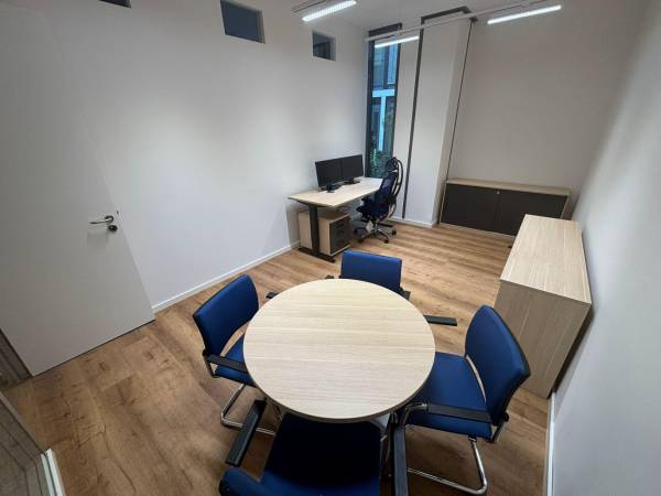 Helle und moderne Bürogemeinschaft in München-Moosach — Bild 5