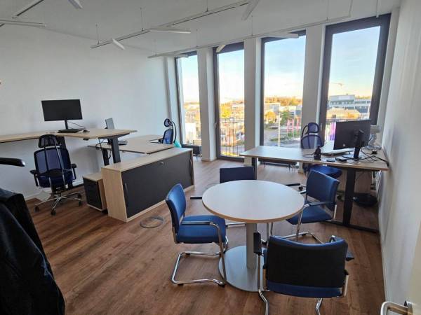Helle und moderne Bürogemeinschaft in München-Moosach — Bild 7