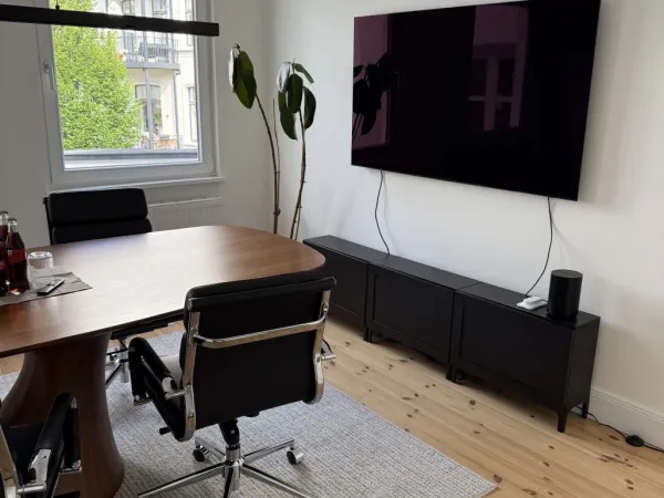 Abschließbares Büro in Hamburg (Rotherbaum) – Heller Altbau-Büroraum in Bürogemeinschaft an der Alster, Rotherbaum — Bild 3