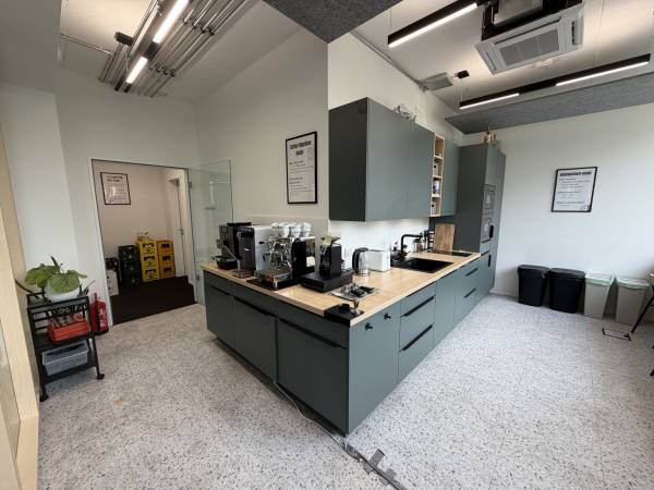 Lebendige Startup-Bürogemeinschaft in München — Bild 6