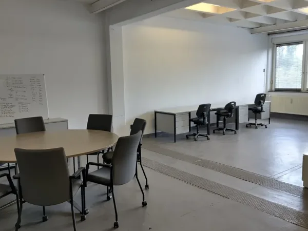 Abschließbares Büro in Nürnberg (Südliche Außenstadt) – Helle Büroräume & Labore in Bürogemeinschaft in Nürnberg-Südliche — Bild 7